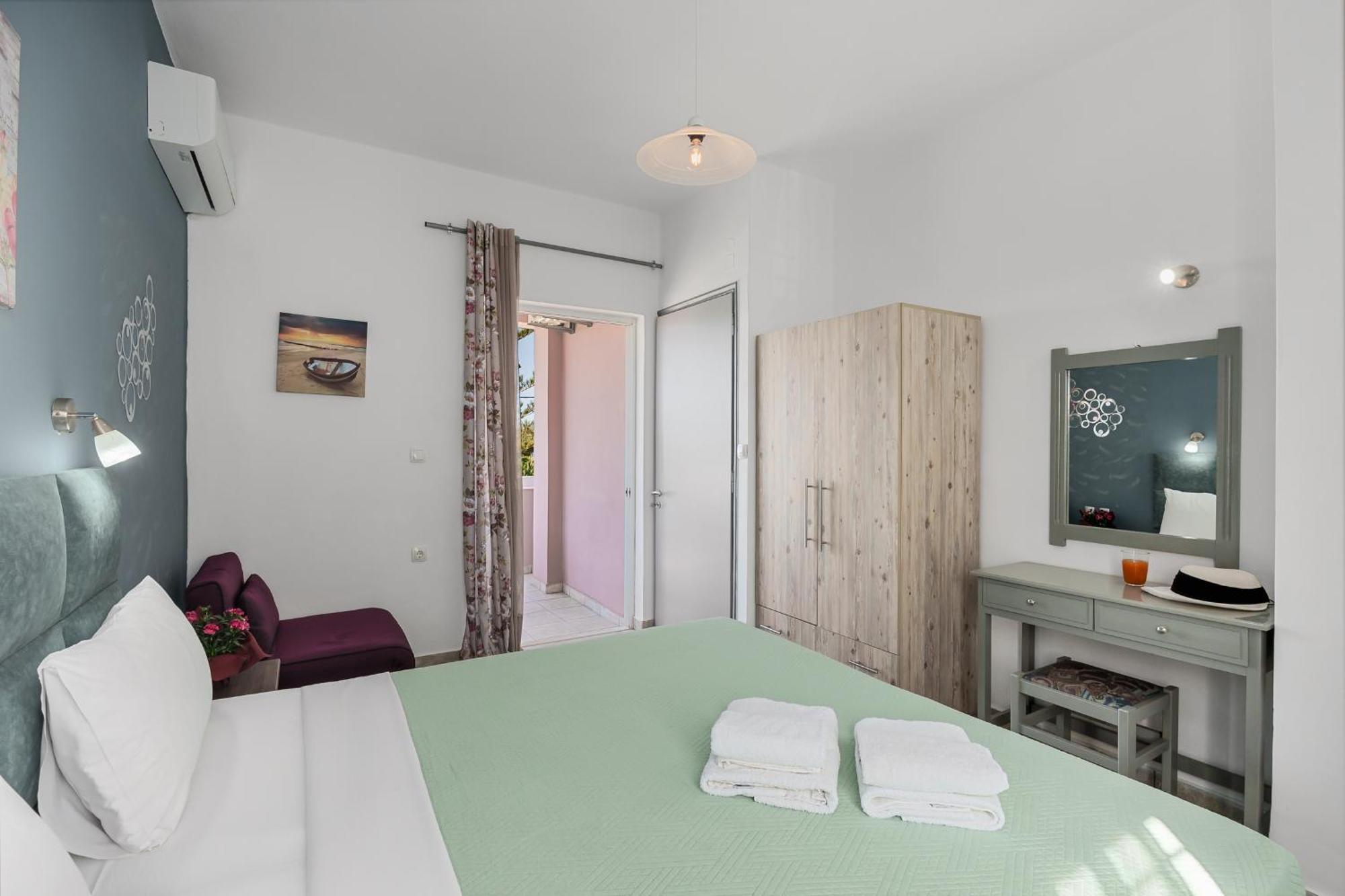 Nikos Apartments Agia Marina  ภายนอก รูปภาพ